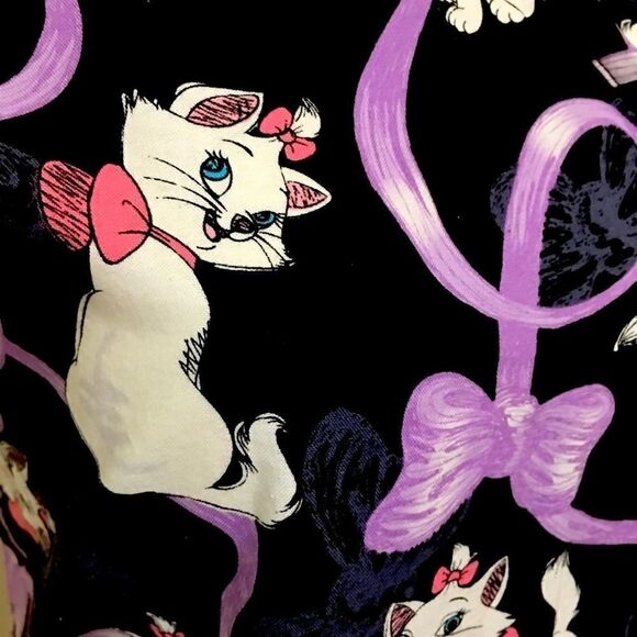 Disney Aristocats Scrub Top! 2 pocket - Picture 2 of 6
